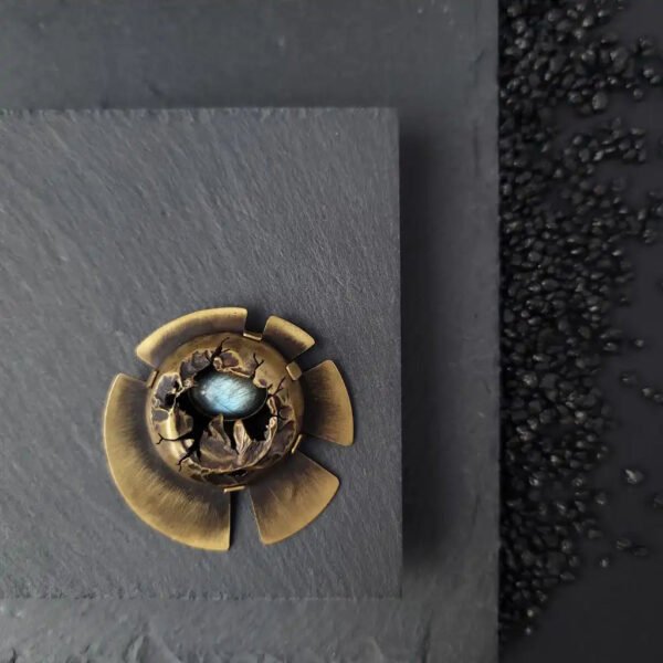 Broche nordique Strokkur inspirée d'Islande - labradorite – Image 6
