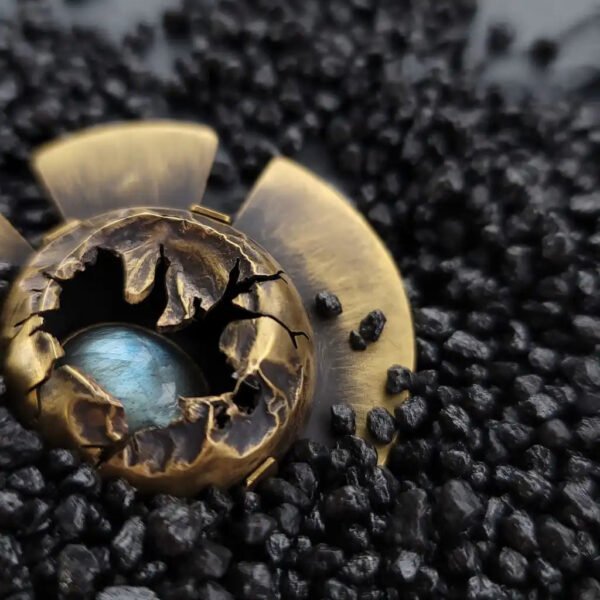 Broche nordique Strokkur inspirée d'Islande - labradorite – Image 7