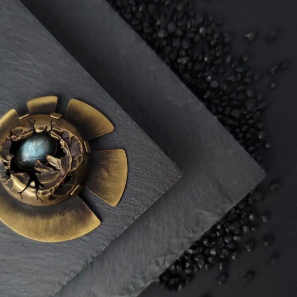 Broche nordique Strokkur inspirée d'Islande - labradorite – Image 2