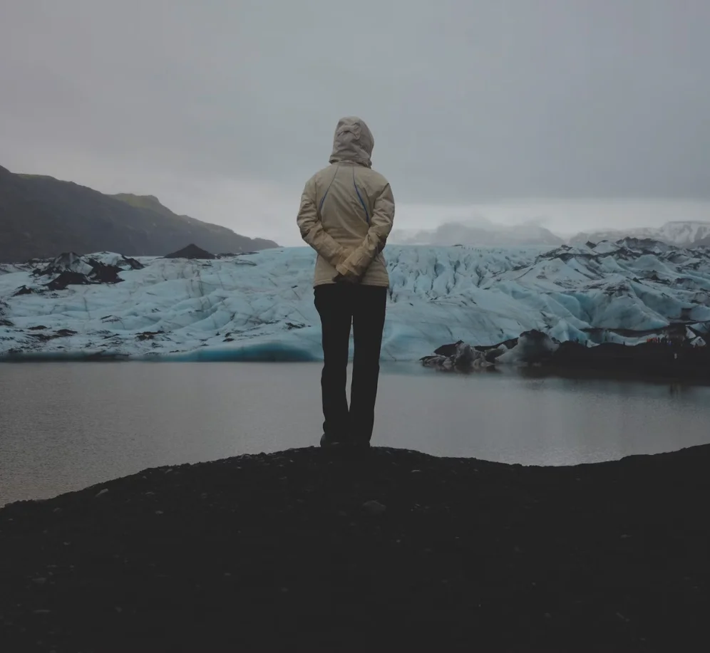contemplation du lagon glaciaire le Jokulsarlon en Islande contemplation du lagon glaciaire le Jokulsarlon en Islande