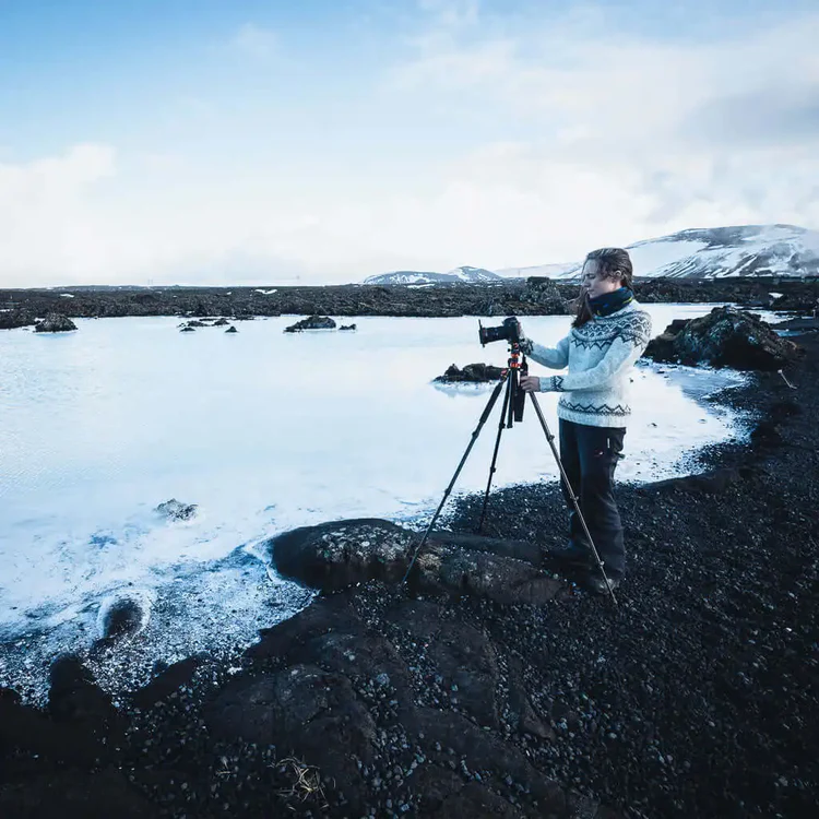La créatrice de Vaea Designs au Blue Lagoon en Islande La créatrice de Vaea Designs au Blue Lagoon en Islande