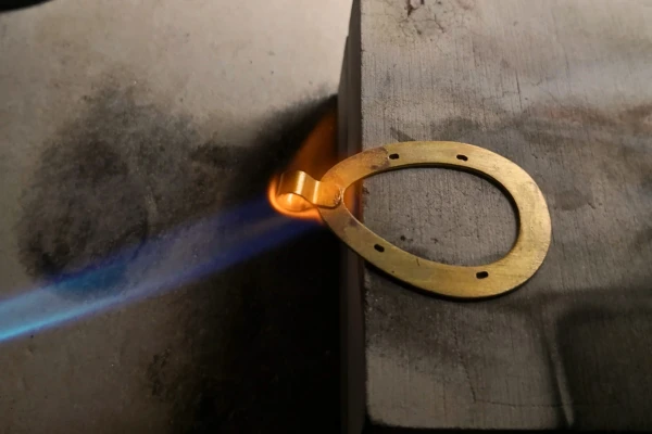 Fabrication du serti lors du stage de sertissage Wrap à Lannemezan