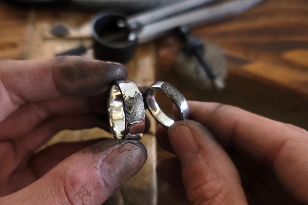 Finitions de la bague empreinte créée pendant le stage de cire perdue à Lannemezan