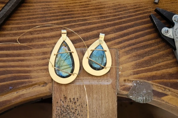 Sertissage des pierres en cours lors du stage de sertissage Wrap à Lannemezan