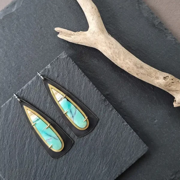 Boucles d’oreilles en laiton oxydé avec bois pétrifié opalisé, reflets glacés — Vaea Designs, bijou fait main