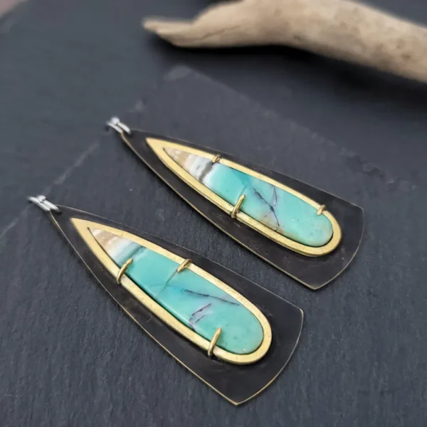 Boucles d’oreilles en laiton oxydé avec bois pétrifié opalisé, reflets glacés — Vaea Designs, bijou fait main