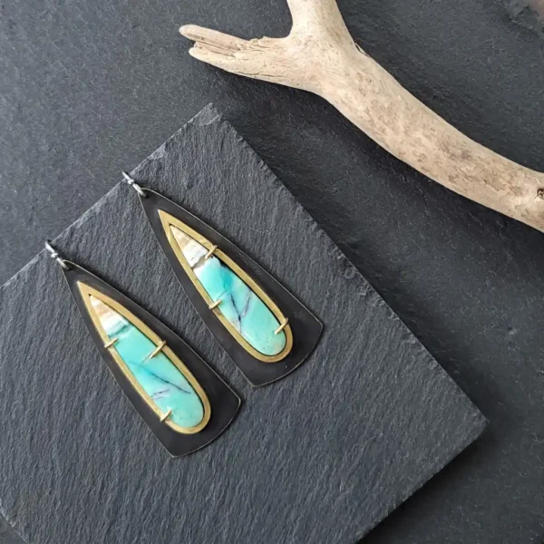 Boucles d’oreilles en laiton oxydé avec bois pétrifié opalisé, reflets glacés — Vaea Designs, bijou fait main