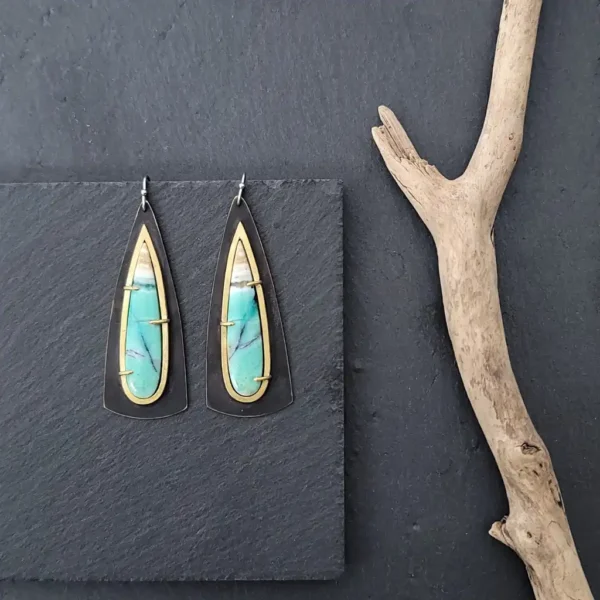 Boucles d’oreilles en laiton oxydé avec bois pétrifié opalisé, reflets glacés — Vaea Designs, bijou fait main