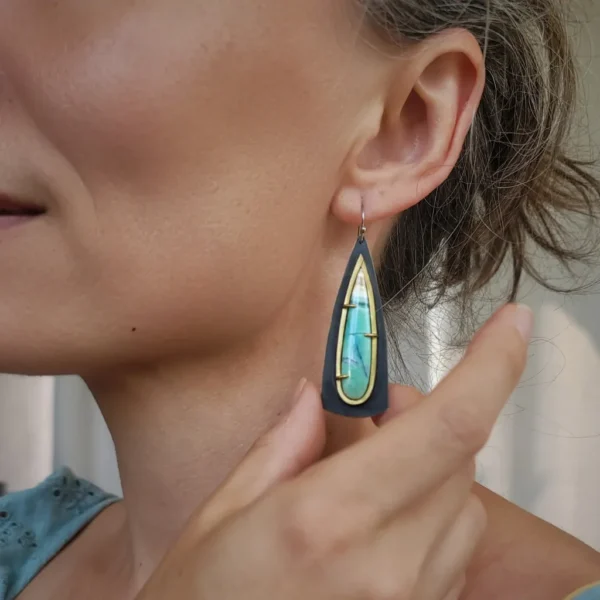 Boucles d’oreilles en laiton oxydé avec bois pétrifié opalisé, reflets glacés — Vaea Designs, bijou fait main