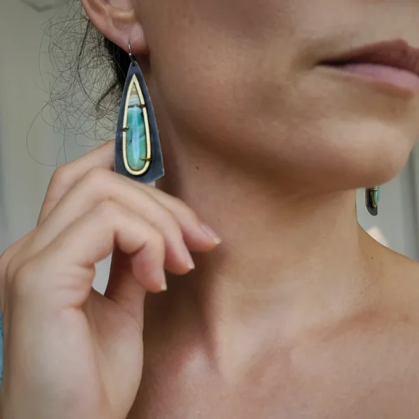 Boucles d’oreilles en laiton oxydé avec bois pétrifié opalisé, reflets glacés — Vaea Designs, bijou fait main