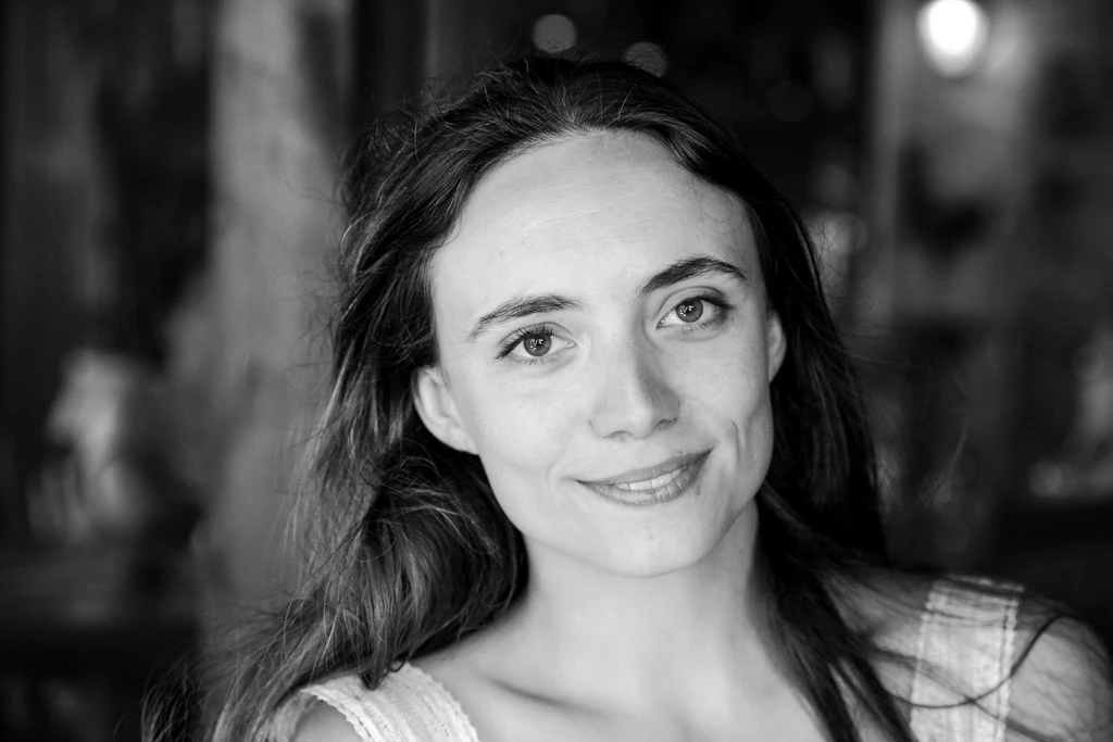 Jill Pollock, créatrice de Vaea Designs Portrait en noir et blanc de Jill Pollock, auteure-photographe et bijoutière artisan d'art de Vaea Designs