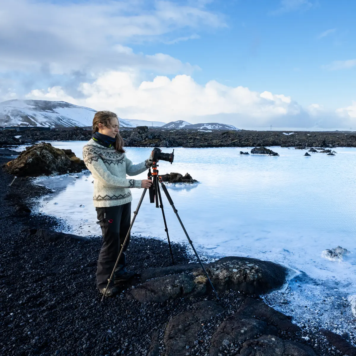 Jill Pollock photographiant un paysage au Blue Lagoon en Islande