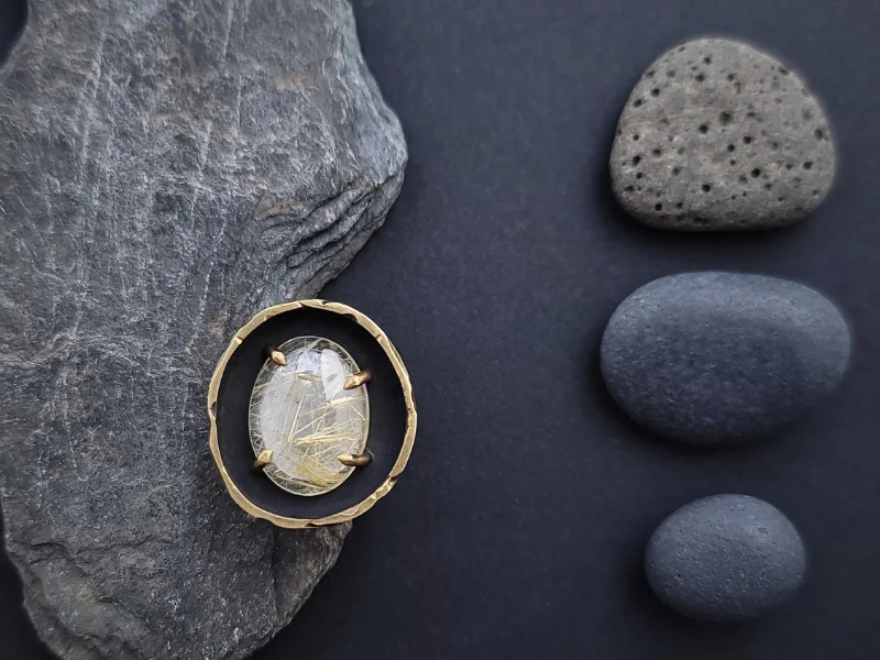 Bague artisanale Vaea Designs en laiton et quartz rutile Bague artisanale Vaea Designs en laiton et quartz rutile