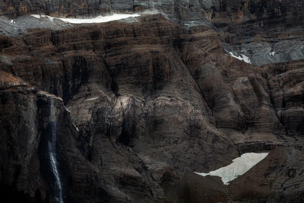 Le Cirque de Gavarnie avec sa cascade d'eau et ses strates géologiques endormies, photographie d'art de Jill Pollock, Vaea Designs