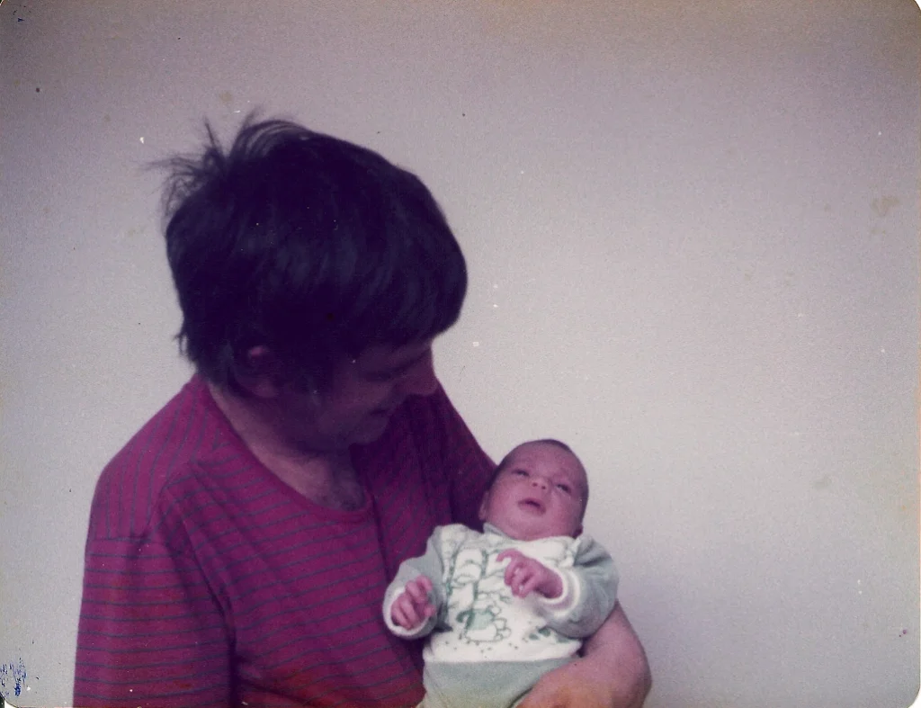Mon père et moi, mars 1983 John Pollock tenant sa fille Jill nouveau-née en 1983