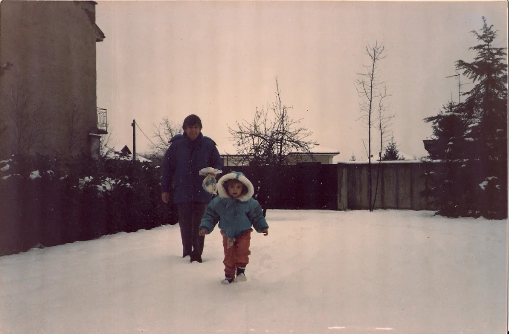 Avec mon père à Vigevano, janvier 1986 Jill enfant marchant dans la neige avec son père John Pollock à Vigevano en 1986