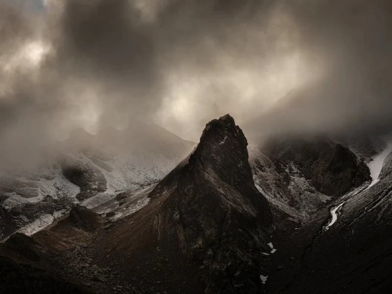 Le gardien des mondes, pic dans les Pyrénées avant l'orage, tirages d'art de Jill Pollock, Vaea Designs