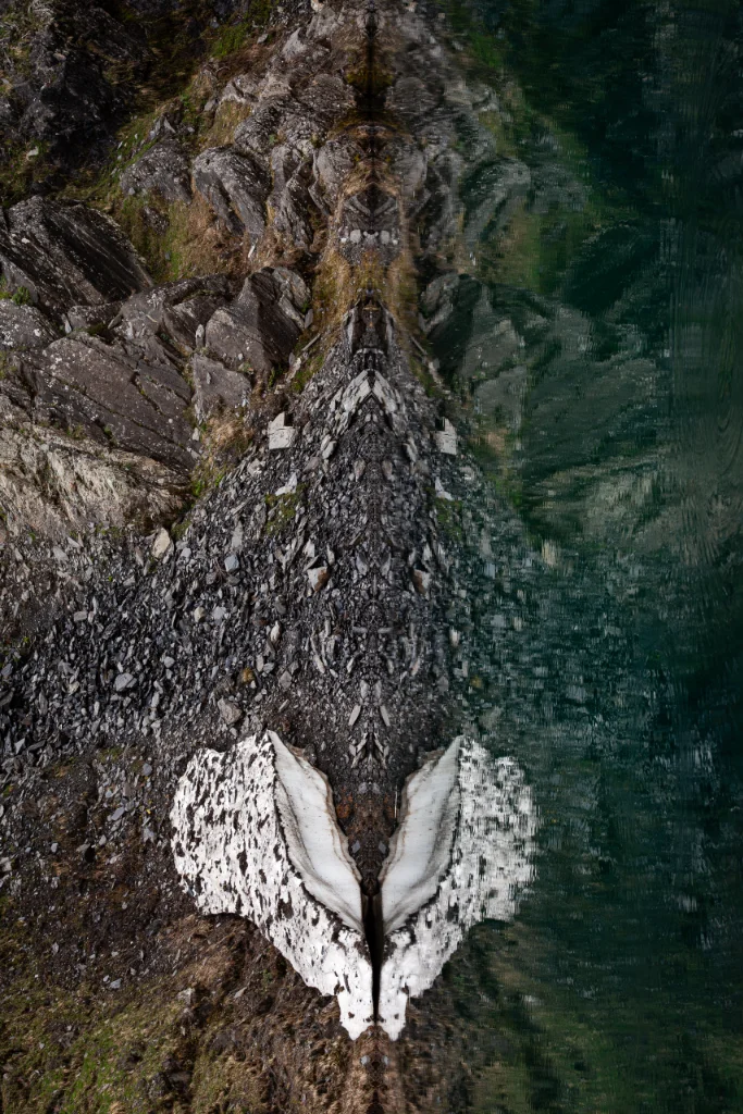 Au cœur de l'Âme, névé de neige formant un cœur au bord d'un lac Pyrénéen, photographie d'art de Jill Pollock, Vaea Designs