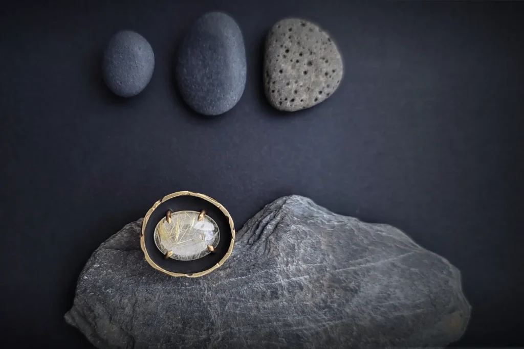 Photographie de bijou composée pour raconter une histoire et porter un univers créatif